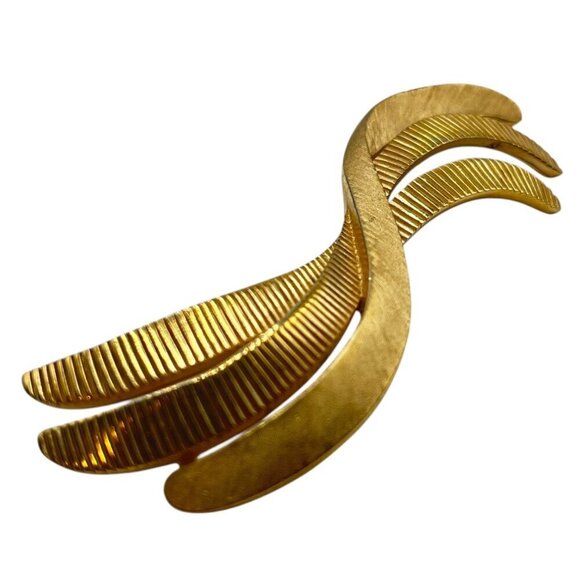 Vintage Crown Trifari Gold Tone Textured Ribbons Brooch Pin Three Ribbons Waving - Picture 2 of 4